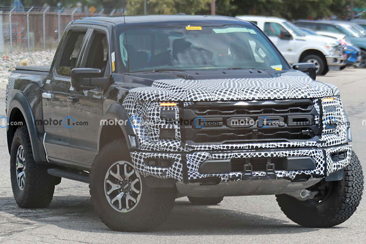 Về động cơ trên Ford F-150 2024 có lẽ không có gì thay đổi. Xe hiện có khá đa dạng động cơ từ V8 5.0L, V6 3.5L, V6 2.7L tới V6 3.3L... Tính đến nay, Ford F-150 vẫn là mẫu bán tải thành công khi luôn giữ doanh số bán cao nhất trong phân khúc tại thị trường Mỹ trong 40 năm liên tiếp. 