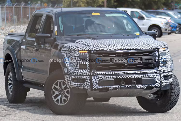 Về động cơ trên Ford F-150 2024 có lẽ không có gì thay đổi. Xe hiện có khá đa dạng động cơ từ V8 5.0L, V6 3.5L, V6 2.7L tới V6 3.3L... Tính đến nay, Ford F-150 vẫn là mẫu bán tải thành công khi luôn giữ doanh số bán cao nhất trong phân khúc tại thị trường Mỹ trong 40 năm liên tiếp. 