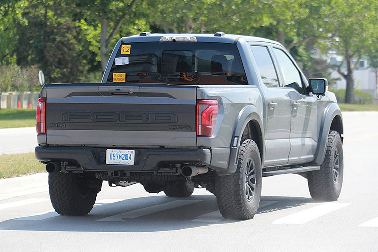 Ngoài ra, Ford công bố sẽ tích hợp hệ thống thông tin giải trí chạy hệ điều hành Android tích hợp sẵn ứng dụng Google lên các dòng sản phẩm của mình từ năm nay. Ta có thể kỳ vọng Ford F-150 2024 sẽ mặc định có bản đồ Google Maps, trợ lý ảo Google Assistant hay chợ ứng dụng Google Play ngay từ khi lăn bánh khỏi nhà máy.