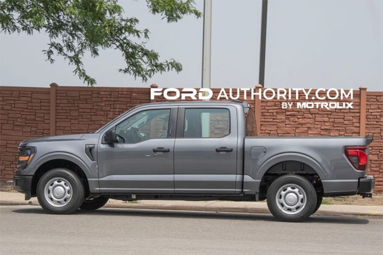 Về mẫu xe Ford F-150 2024, không khó để nhận ra phần lớn thiết kế hiện tại được sử dụng lại. Những thay đổi hiếm hoi xuất hiện bao gồm tản nhiệt có qua chỉnh sửa nhẹ, cản trước tinh chỉnh và đèn hậu mới với đồ họa có chiều sâu 3D giống F-150 Lightning. Dù không quan sát được, nhưng cửa hậu xe được kỳ vọng là loại đa năng giống các dòng bán tải ra mắt gần đây của hãng.