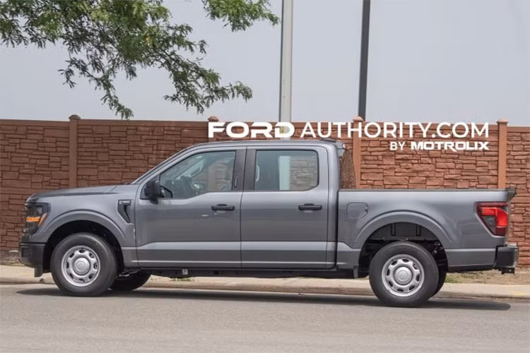 Về mẫu xe Ford F-150 2024, không khó để nhận ra phần lớn thiết kế hiện tại được sử dụng lại. Những thay đổi hiếm hoi xuất hiện bao gồm tản nhiệt có qua chỉnh sửa nhẹ, cản trước tinh chỉnh và đèn hậu mới với đồ họa có chiều sâu 3D giống F-150 Lightning. Dù không quan sát được, nhưng cửa hậu xe được kỳ vọng là loại đa năng giống các dòng bán tải ra mắt gần đây của hãng.