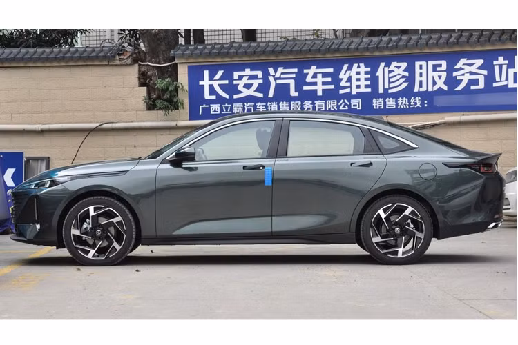 Về kích thước, Changan Yida có các số đo dài x rộng x cao lần lượt là 4.770x1.840x1440 mm, chiều dài cơ sở là 2.765 mm. Để so sánh, Yida dài hơn 11 mm, rộng hơn 62 mm và thấp hơn 13 mm cũng như có chiều dài cơ sở hơn 117 mm so với mẫu xe Volkswagen Jetta. Các thông số này cho thấy Yida hoàn toàn không phải là một chiếc xe sedan hạng nhỏ.