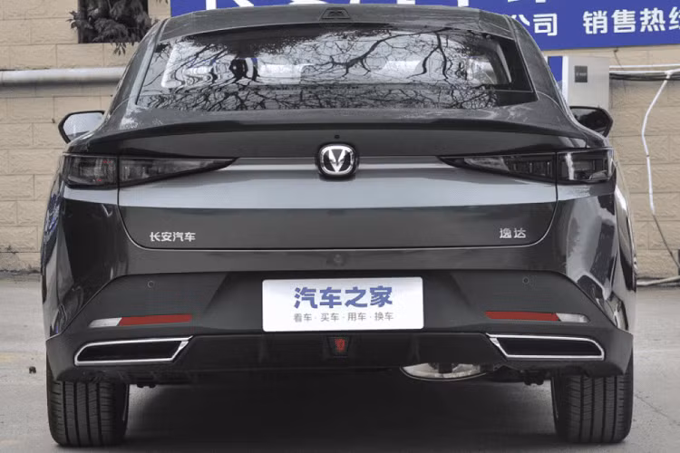 Changan Yida của Trung Quốc là một chiếc sedan giá cả phải chăng, hướng đến các gia đình và thiết kế khá giống dòng Uni sành điệu của thương hiệu này bao gồm hai chiếc SUV (Uni-T và Uni-K) và một chiếc sedan cỡ C (Uni-V), tuy nhiên, Changan Yida không thuộc dòng Uni.