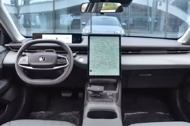 Đó có lẽ là lý do chính tại sao Changan lại định vị Yida là một chiếc sedan gia đình. Nhìn vẻ ngoài thể thao của xe sẽ khiến bạn nghĩ mẫu xe này phải sở hữu khung gầm gì đó rất hầm hố, nhưng thực tế khung gầm của dòng xe Changan Yida khá đơn giản với hệ thống treo MacPherson ở cầu trước và hệ thống treo bán độc lập cầu sau.