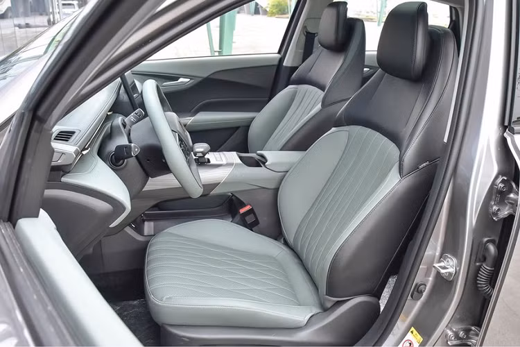 Nội thất của Changan Yida có vô lăng thể thao không vát đáy, màn hình trung tâm có kích thước 13,2 inch khổng lồ, được dựng dọc và bảng điều khiển 10,25 inch.