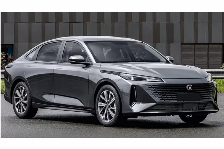 Ở hệ truyền động, Changan Yida có động cơ xăng tăng áp Blue Core 1,5 lít, sản sinh ra công suất tối đa 170 mã lực và mô-men xoắn cực đại 260 Nm. Xe có hộp số 7DCT với thời gian tăng tốc từ vị trí xuất phát đến 100 chưa được tiết lộ nhưng tốc độ tối đa của Yida được giới hạn ở 200 km/h. Đối với mức tiêu thụ nhiên liệu của xe là 5,99L/100km.