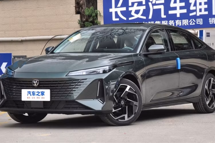 Nếu như bạn hỏi Changan Yida có gì hấp dẫn để chúng tôi phải giới thiệu, đầu tiên là việc chiếc sedan này có ngoại hình khá thể thao vời đèn pha LED dát mỏng, lưới tản nhiệt hiệu ứng 3D rất nghệ thuật hay tay nắm cửa dạng thò thụt, đang được nhiều hãng xe áp dụng và đặc biệt logo của hãng giống hệt Vinfast của Việt Nam.