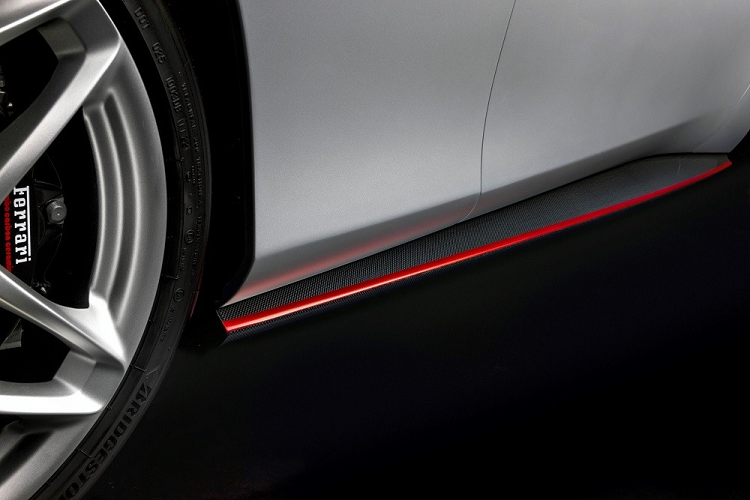 Trong khi đó, nội thất của chiếc Ferrari Roma có một không hai lại được bao phủ bằng màu đỏ với những điểm nhấn màu bạc, trái ngược với ngoại thất.