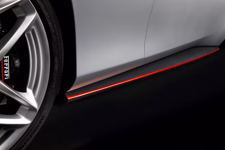 Trong khi đó, nội thất của chiếc Ferrari Roma có một không hai lại được bao phủ bằng màu đỏ với những điểm nhấn màu bạc, trái ngược với ngoại thất.