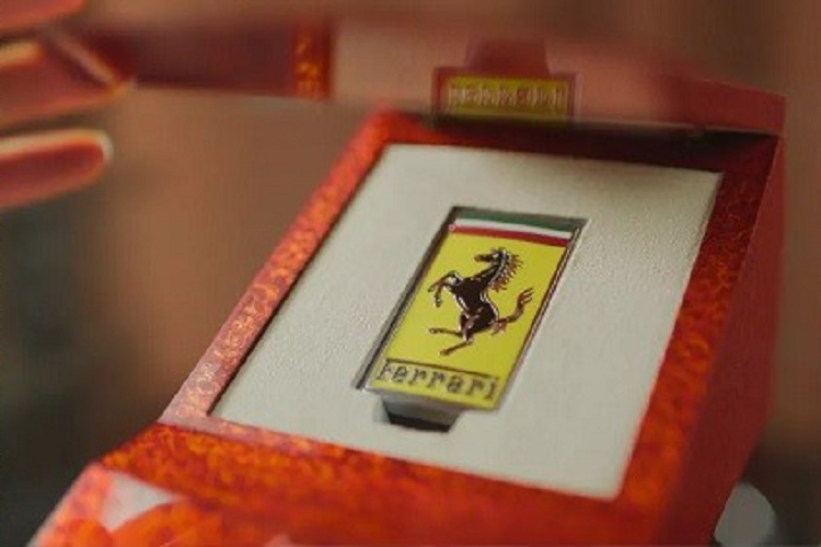 Người dùng có thể cất những vật phẩm này bên trong hộc đựng găng tay, ngăn chứa đồ dưới bệ tì tay trung tâm và trong cốp xe. Trong khi đó, sức mạnh của chiếc Ferrari Roma không có gì thay đổi. Xe vẫn dùng động cơ xăng V8, tăng áp, dung tích 3.9L, sản sinh công suất tối đa 612 mã lực và mô-men xoắn cực đại 760 Nm.