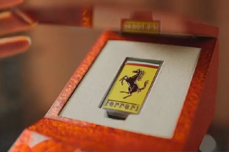 Người dùng có thể cất những vật phẩm này bên trong hộc đựng găng tay, ngăn chứa đồ dưới bệ tì tay trung tâm và trong cốp xe. Trong khi đó, sức mạnh của chiếc Ferrari Roma không có gì thay đổi. Xe vẫn dùng động cơ xăng V8, tăng áp, dung tích 3.9L, sản sinh công suất tối đa 612 mã lực và mô-men xoắn cực đại 760 Nm.