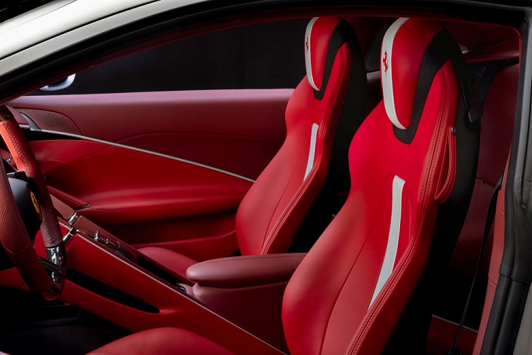 Động cơ kết hợp với hộp số tự động ly hợp kép 8 cấp, cho phép xe tăng tốc từ 0-100 km/h trong 3,4 giây và đạt vận tốc tối đa hơn 320 km/h.