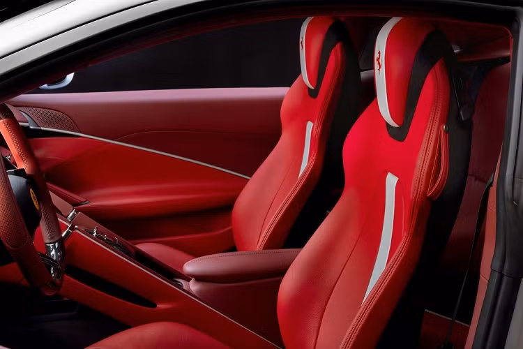 Động cơ kết hợp với hộp số tự động ly hợp kép 8 cấp, cho phép xe tăng tốc từ 0-100 km/h trong 3,4 giây và đạt vận tốc tối đa hơn 320 km/h.