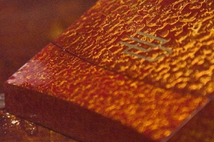 Diều làm bằng giấy Tuyên, chăn cashmere, bộ cờ đam bằng đá mã não và da cũng là những vật phẩm đặc biệt đi kèm với chiếc siêu xe Ferrari Roma độc nhất vô nhị. Nghe thì có vẻ nhiều nhưng bộ vật phẩm này được thiết kế để có thể cất gọn bên trong chiếc Ferrari Roma.