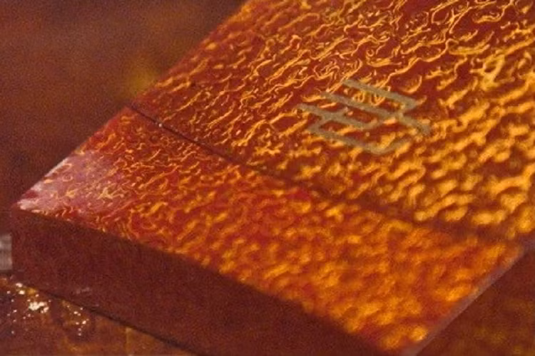 Diều làm bằng giấy Tuyên, chăn cashmere, bộ cờ đam bằng đá mã não và da cũng là những vật phẩm đặc biệt đi kèm với chiếc siêu xe Ferrari Roma độc nhất vô nhị. Nghe thì có vẻ nhiều nhưng bộ vật phẩm này được thiết kế để có thể cất gọn bên trong chiếc Ferrari Roma.