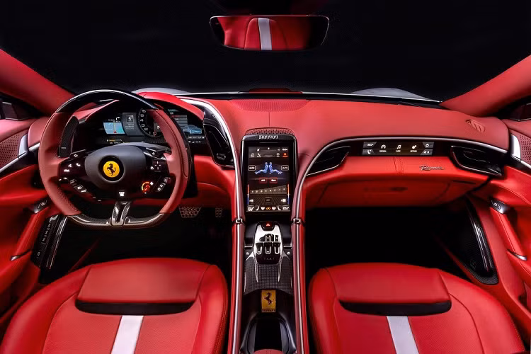 Chưa hết, bà Jiang Qiong’er còn thiết kế một bộ sưu tập vật phẩm đi kèm theo xe. Bộ vật phẩm này lấy cảm hứng từ những niềm vui nhỏ hàng ngày, bao gồm lọ khuếch tán tinh dầu thơm trên xe được làm từ gỗ đàn hương đỏ và pha lê. Tinh dầu sẽ có mùi hương phù hợp với từng mùa.