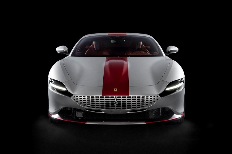 Chiếc siêu xe Ferrari Roma hàng thửa này được sơn màu bạc nhám Sanusilver Matte với những điểm nhấn màu đỏ Rosso Magma Glossy như đường kẻ kéo dài từ nắp ca-pô lên nóc, đến cửa cốp sau. Cánh lướt gió trước/bên sườn và ốp xung quanh ống xả cũng được sơn màu đỏ này.