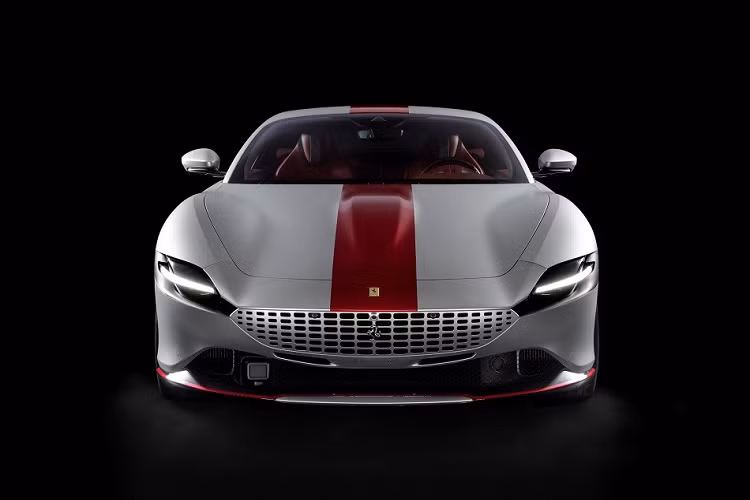 Chiếc siêu xe Ferrari Roma hàng thửa này được sơn màu bạc nhám Sanusilver Matte với những điểm nhấn màu đỏ Rosso Magma Glossy như đường kẻ kéo dài từ nắp ca-pô lên nóc, đến cửa cốp sau. Cánh lướt gió trước/bên sườn và ốp xung quanh ống xả cũng được sơn màu đỏ này.