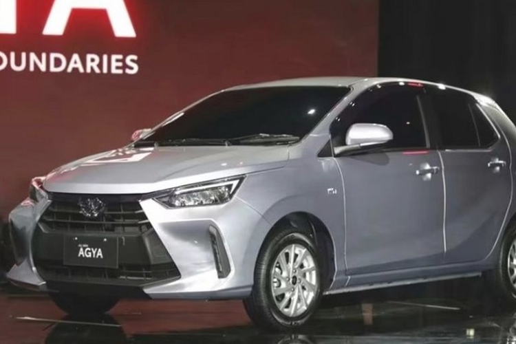 Thiết kế bên ngoài của Toyota Wigo 2023 được trau chuốt, mượt mà hơn. Xe được trang bị lưới tản nhiệt kích thước lớn, cùng với đó là đèn pha Full LED và đèn định vị ban ngày LED được đặt dọc phía dưới. Trong khi đó, đèn sương mù đã bị loại bỏ. Ngoài ra, xe được trang bị bộ mâm có kích thước 14 inch với tông màu xám quen thuộc.