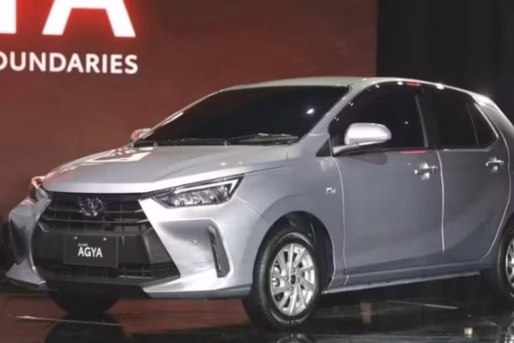 Thiết kế bên ngoài của Toyota Wigo 2023 được trau chuốt, mượt mà hơn. Xe được trang bị lưới tản nhiệt kích thước lớn, cùng với đó là đèn pha Full LED và đèn định vị ban ngày LED được đặt dọc phía dưới. Trong khi đó, đèn sương mù đã bị loại bỏ. Ngoài ra, xe được trang bị bộ mâm có kích thước 14 inch với tông màu xám quen thuộc.