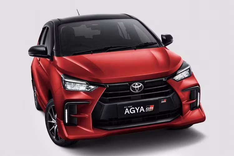 Xe cũng chỉ được trang bị ghế ngồi bọc nỉ chứ không phải da như trên Hyundai Grand i10 hay Kia Morning. Ở lần ra mắt này, Wigo được đánh giá cao khi có nhiều lợi thế hơn so với các đối thủ về tính năng an toàn như: cảnh báo điểm mù, cảnh báo phương tiện cắt ngang phía sau (duy nhất trong phân khúc), khởi hành ngang dốc và cân bằng điện tử.