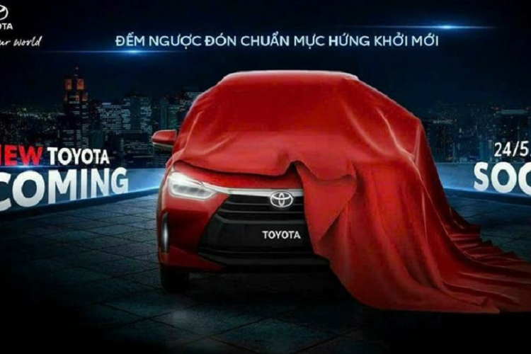 Thông qua hình ảnh được tiết lộ, nhiều người dễ dàng nhận ra, Toyota Wigo 2023 chính là phiên bản G của mẫu Toyota Agya tại thị trường Indonesia. Thiết kế của hai mẫu xe có nhiều nét tương đồng được thể hiện qua đường nối giữa hai đèn pha, gương chiếu hậu cùng màu với thân xe.