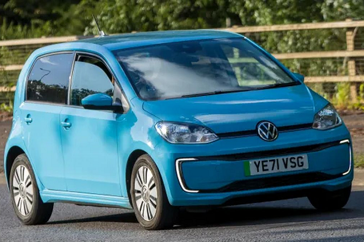 Có rất nhiều lý do khiến xe điện trượt giá sau một năm sử dụng. Nguyên nhân đầu tiên nằm ở tâm lý người dùng. Theo đó, phạm vi hoạt động của xe hiện vẫn đang là một trong những vấn đề khiến người dân châu Âu còn khá quan ngại khi lựa chọn xe điện. Sự phát triển nhanh khiến việc sạc pin cho xe cũng khó khăn và phải chờ đợi lâu hơn.