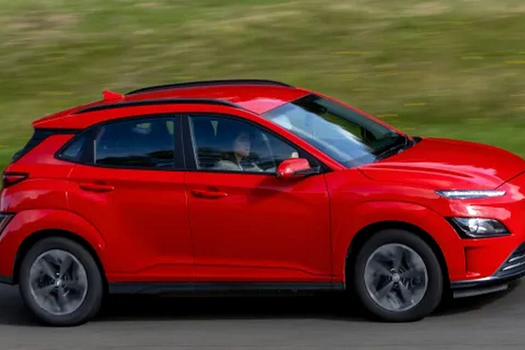 Theo Forbes, hầu hết pin ôtô điện sẽ xuống cấp và cần thay thế sau khoảng 8 năm sử dụng. Số liệu từ Autocar lại cho thấy một bộ pin thông thường sẽ mất khoảng 2% dung lượng sạc mỗi năm, dù chủ xe có sử dụng đúng như hướng dẫn sử dụng của hãng hay không