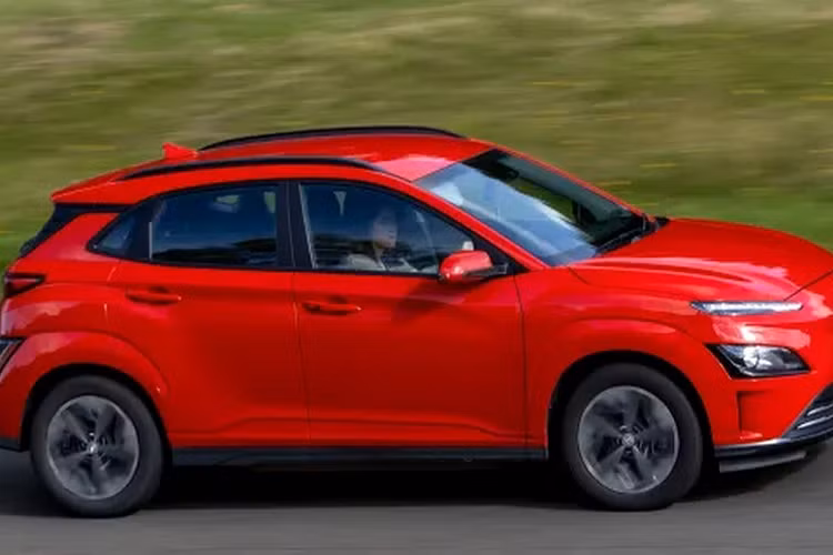 Theo Forbes, hầu hết pin ôtô điện sẽ xuống cấp và cần thay thế sau khoảng 8 năm sử dụng. Số liệu từ Autocar lại cho thấy một bộ pin thông thường sẽ mất khoảng 2% dung lượng sạc mỗi năm, dù chủ xe có sử dụng đúng như hướng dẫn sử dụng của hãng hay không