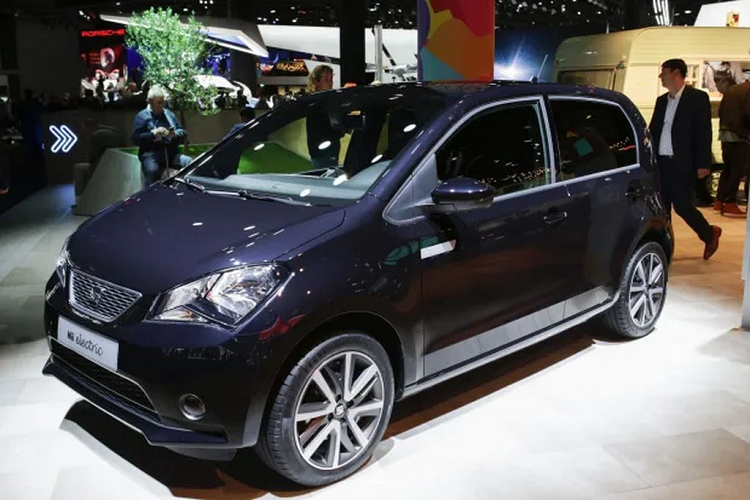 Xe mới ra mắt, khiến giá ôtô điện đã qua sử dụng thuộc thế hệ cũ bị giảm đáng kể khi hàng loạt mẫu xe mới có giá cả phải chăng hơn xuất hiện trên thị trường. Thế nên, xe điện không còn là ưu tiên khi mua một chiếc xe đã qua sử dụng.