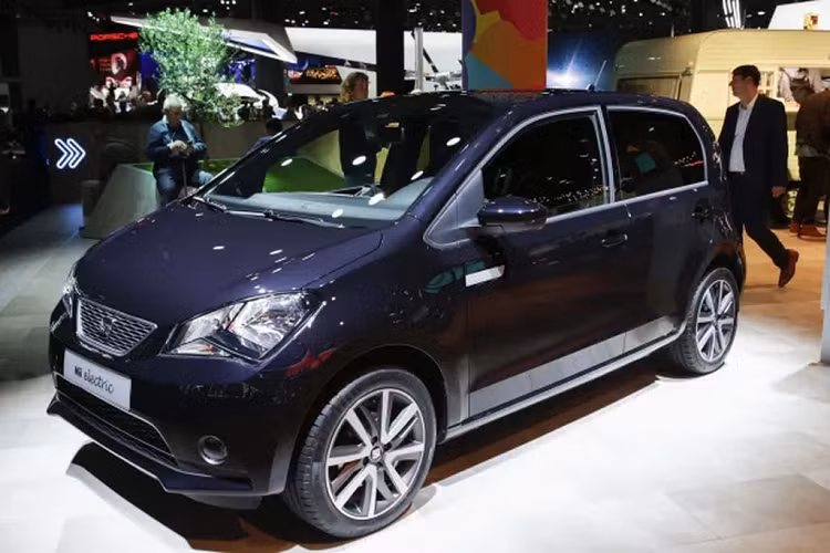 Xe mới ra mắt, khiến giá ôtô điện đã qua sử dụng thuộc thế hệ cũ bị giảm đáng kể khi hàng loạt mẫu xe mới có giá cả phải chăng hơn xuất hiện trên thị trường. Thế nên, xe điện không còn là ưu tiên khi mua một chiếc xe đã qua sử dụng.