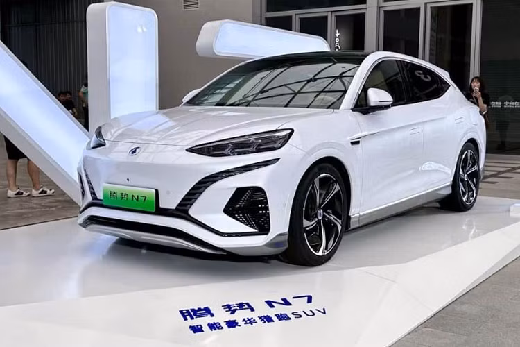 Mẫu xe SUV điện Denza N7 2024 mới của BYD đã chính thức tung ra thị trường với tổng cộng 6 phiên bản, tùy thuộc vào khách hàng chọn lựa mà Denza N7 sẽ có giá bán dao động từ 301.800 nhân dân tệ đến 379.800 nhân dân tệ, khoảng 41.600 – 52.400 USD, tương đương 974 triệu đồng đến 1,23 tỷ đồng. Thời gian giao hàng dự kiến chiếc SUV điện Denza N7 bắt đầu từ giữa tháng 7, với số lượng ước tính khoảng 3.000 xe và tháng 8 giao 6.000 xe.