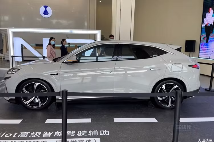 Điều đáng nói là tính đến ngày 26/6, lượng đặt trước Denza N7 đã vượt quá 20.000 chiếc, tức cầu vượt cung hơn gấp đôi. Theo nhà sản xuất ôtô, Denza N7 2024 chạy điện được xây dựng trên nền tảng phiên bản nâng cấp e-Platform 3.0 của BYD, bao gồm các tính năng bao gồm hệ thống pin cấu trúc CTB (Cell-to-Body) và iTAC (Hệ thống kiểm soát thích ứng mô-men xoắn thông minh).