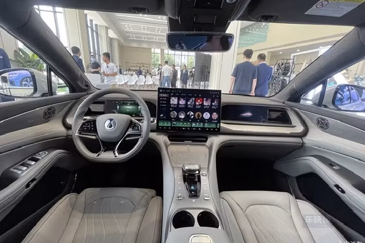 Hệ dẫn động bốn bánh có động cơ không đồng bộ phía trước và động cơ đồng bộ nam châm vĩnh cửu phía sau, với công suất tối đa lần lượt là 215 mã lực và 308 mã lực. Phạm vi hành trình CLTC của nó là 630 km và thời gian tăng tốc 0 – 100 km/h là 3,9 giây. Ngoài ra, công nghệ sạc nhanh súng kép của xe có công suất sạc tối đa 230 kW. BYD tuyên bố rằng nó có thể chạy được 350 km sau khi sạc chỉ trong 15 phút và 100 km sau khi sạc chỉ trong 4 phút.