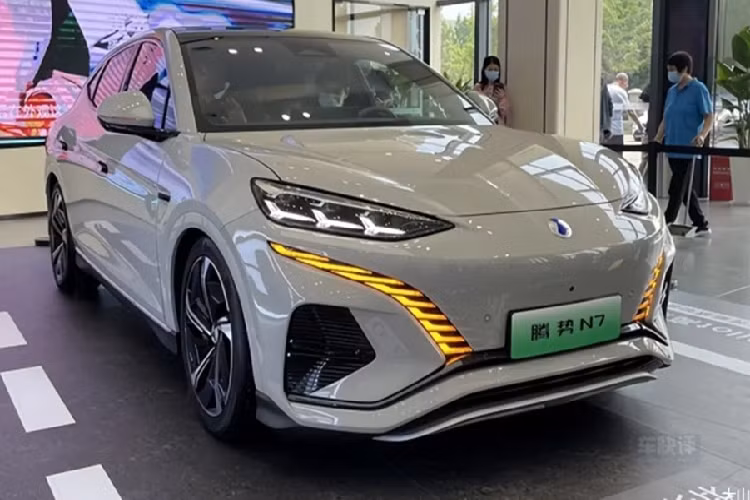 Màn hình điều khiển trung tâm có kích thước 17,3 inch, độ phân giải màn hình 2K, tương thích với hệ điều hành Harmony OS của Huawei trong tương lai. Ngoài 3 màn hình này còn có AR-HUD hỗ trợ định vị và 2 màn hình cạnh 2 cửa gió điều hòa để hiển thị nhiệt độ. Ghế được bọc da Nappa. Không gian cốp phía trước có thể chứa một chiếc vali 20 inch.