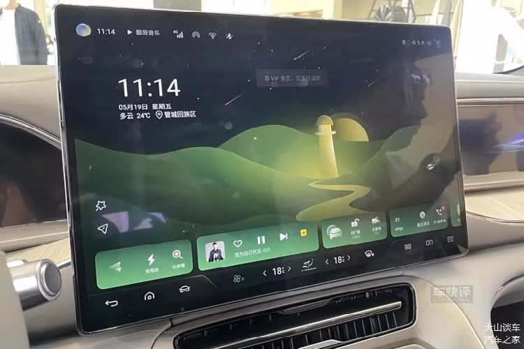 Hơn nữa, phiên bản cao cấp được trang bị 33 cảm biến xung quanh xe bao gồm LiDAR, radar sóng milimet, chip NVIDIA Orin và hai camera 8 megapixel. Bên trong, nội thất đạt tiêu chuẩn với hơn 200 cấu hình bao gồm hệ thống âm thanh Devialet và 6 màn hình. Bảng đồng hồ LCD và màn hình giải trí đồng lái đều có kích thước 10,25 inch.