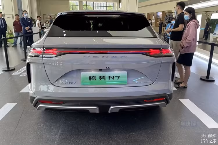 Denza N7 có sẵn ở dạng dẫn động hai bánh một động cơ và bốn bánh động cơ kép, cả hai đều được trang bị gói pin Blade 91.392 kWh. Sức mạnh cho hệ dẫn động 2 cầu đến từ mô tơ đồng bộ nam châm vĩnh cửu TZ200XYC với công suất tối đa 308 mã lực. Phạm vi hành trình CLTC của nó là 702 km.