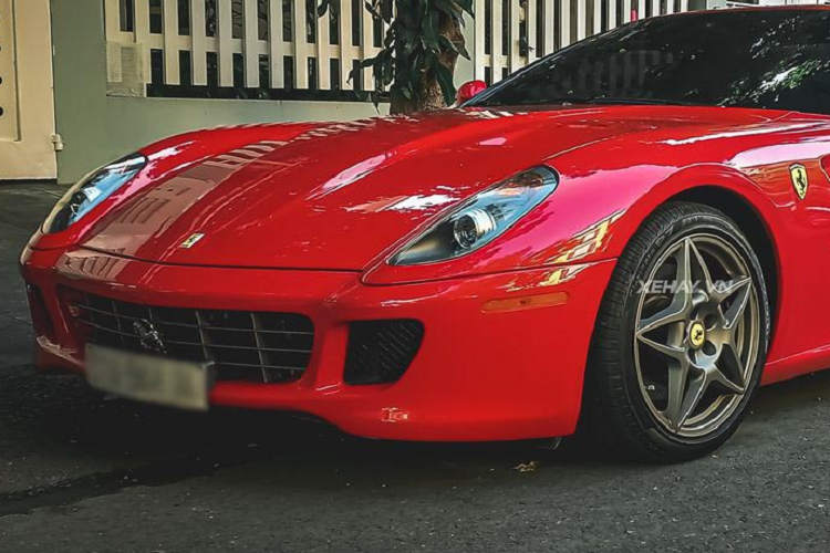 Nguyên bản, chiếc Ferrari 599 GTB Fiorano của Đặng Lê Nguyên Vũ có màu sơn ngoại thất đỏ Rosso Corsa đặc trưng của thương hiệu “ngựa chồm”. Khi về chung một nhà với vị chủ tịch cà phê Trung Nguyên, xe được đổi màu “áo” sang xanh quân đội và trắng.