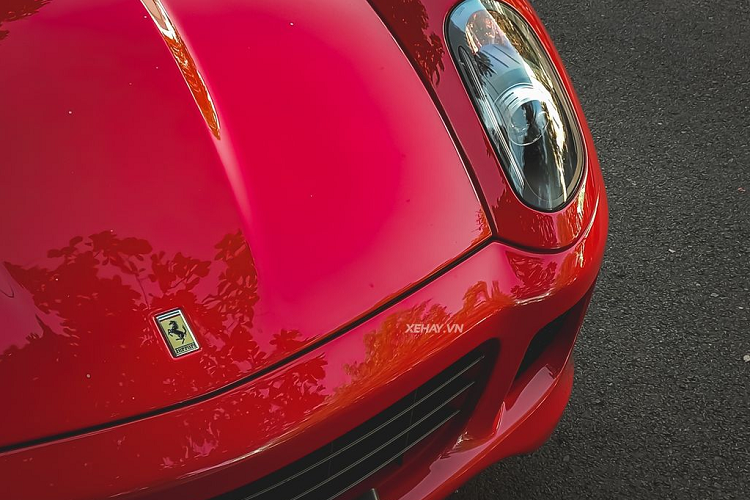 Là mẫu xe kế nhiệm của Ferrari 575 Maranello, Ferrari 599 GTB Fiorano sở hữu những đường nét thiết kế bay bổng, cuốn hút nhờ bàn tay của xưởng mốt danh tiếng Pininfarina, cụ thể là dưới sự chỉ đạo của nhà thiết kế Frank Stephenson. Một trong những điểm nhấn đáng chú ý khác trên chiếc Ferrari 599 GTB Fiorano này là bộ mâm màu xám hình ngôi sao 5 cánh.