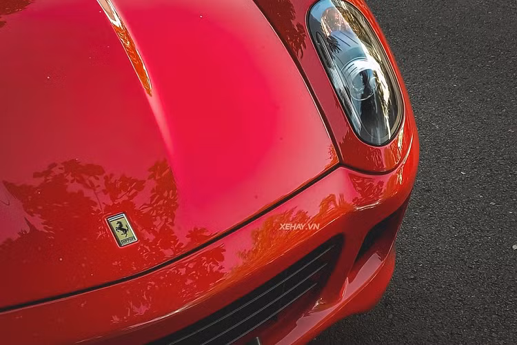 Là mẫu xe kế nhiệm của Ferrari 575 Maranello, Ferrari 599 GTB Fiorano sở hữu những đường nét thiết kế bay bổng, cuốn hút nhờ bàn tay của xưởng mốt danh tiếng Pininfarina, cụ thể là dưới sự chỉ đạo của nhà thiết kế Frank Stephenson. Một trong những điểm nhấn đáng chú ý khác trên chiếc Ferrari 599 GTB Fiorano này là bộ mâm màu xám hình ngôi sao 5 cánh.