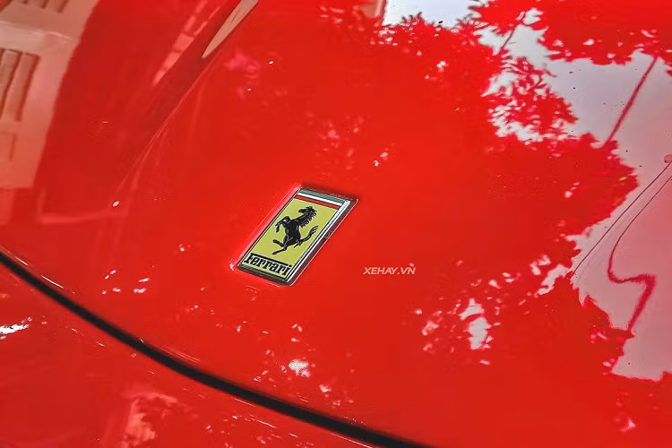 Đáng chú ý, Ferrari 599 GTB Fiorano có hệ thống khe hướng gió đặt dưới gầm kết hợp cùng phía trước và sau giúp tăng thêm lực ép xuống mặt đường khi chạy ở tốc độ cao. Mẫu xe này không có cánh gió đuôi, điều này nhờ vào thiết kế cột C "flying buttress" hỗ trợ tạo lực ép cho phía sau.