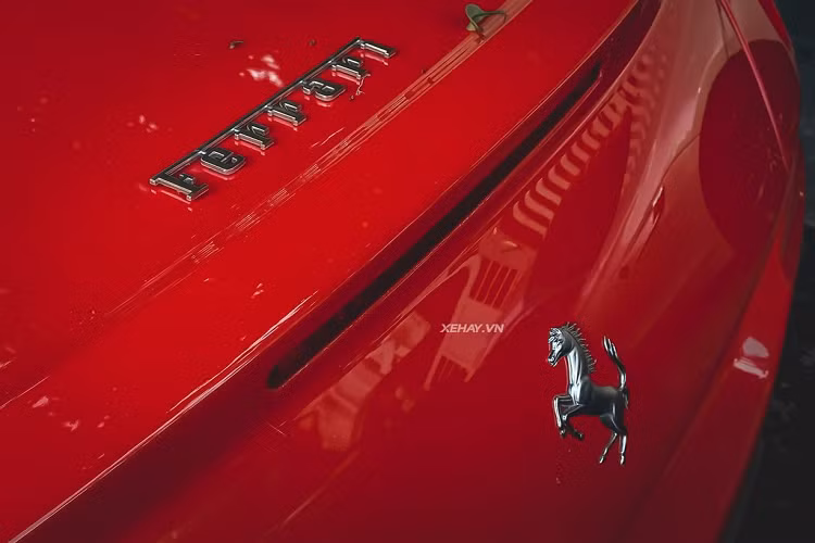 "Trái tim" của Ferrari 599 GTB tại Việt Nam là động cơ hút khí tự nhiên V12 dung tích 6.0L, sản sinh công suất 612 mã lực và mô-men xoắn cực đại 608Nm. Kết hợp với hộp số sàn 6 cấp, siêu xe Ý có thể chạy nước rút từ 0-100 km/h chỉ trong 3,7 giây, trước khi cán tốc độ tối đa 330 km/h.