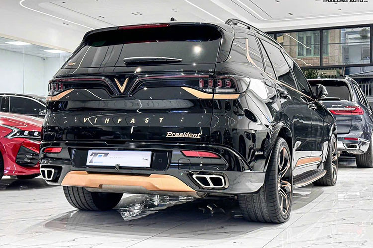 Lúc mới ra mắt vào năm 2020, mức giá xe VinFast President đã gây bất ngờ khi bán ra tới 4,6 tỷ đồng, ngang ngửa hoặc thậm chí đắt hơn cả các mẫu SUV hạng sang cỡ E như Mercedes-Benz GLE, BMW X5, Volvo XC90 hay Lexus RX350.