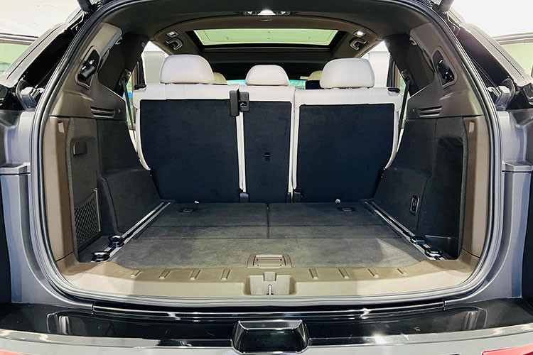 VinFast President với mũi thông gió thể thao, mặt ca-lăng hầm hố rất được các chủ xe Lux SA2.0 hâm mộ. Nhiều người còn lắp mặt ca-lăng này vào chiếc Lux SA2.0 của mình. So với VinFast Lux SA2.0, President có một số tiện nghi cao cấp hơn như cả hai hàng ghế đều có tính năng sưởi, làm mát và massage.