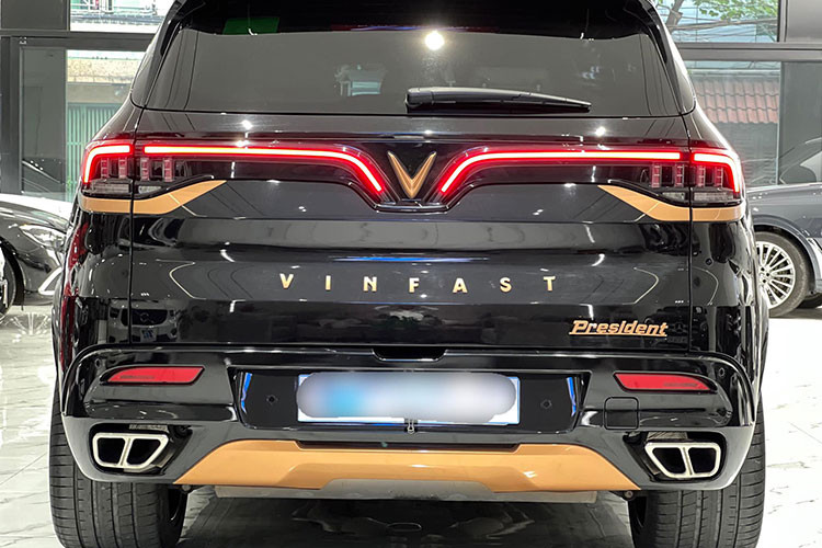 Màn hình trung tâm đặt dọc được chuyển thành loại ngang và có kích thước 12,3 inch trông hài hòa hơn. Hàng ghế được bố trí cửa sổ trời để đón thêm ánh sáng tự nhiên...