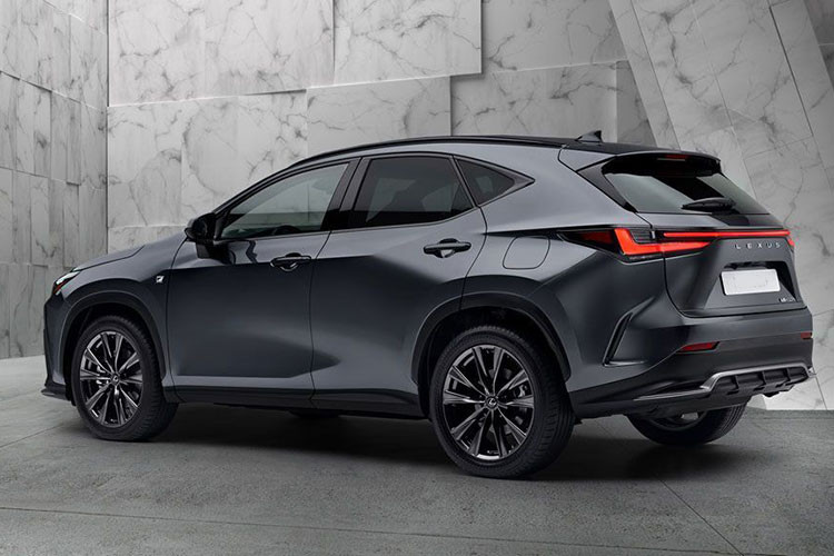 Nếu dùng 2 mô-tơ điện, Lexus LBX 2024 sẽ sở hữu hệ dẫn động cầu trước FWD. Ngoài ra với 3 mô-tơ điện, xe sẽ đi kèm hệ dẫn động 4 bánh toàn thời gian AWD-i.