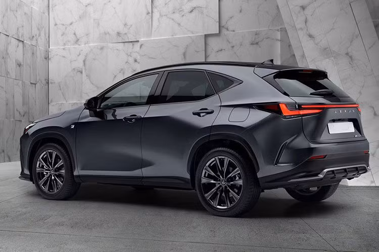 Nếu dùng 2 mô-tơ điện, Lexus LBX 2024 sẽ sở hữu hệ dẫn động cầu trước FWD. Ngoài ra với 3 mô-tơ điện, xe sẽ đi kèm hệ dẫn động 4 bánh toàn thời gian AWD-i.