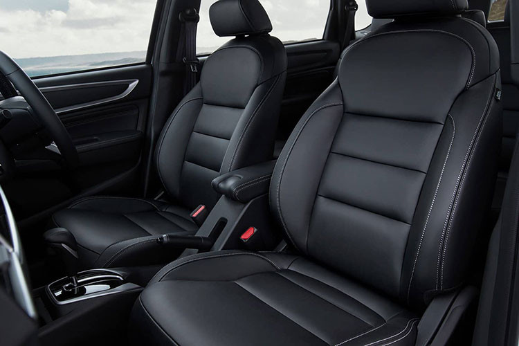 Ngoài ra, xe còn có chiều cao gầm 220 mm, ngang ngửa Mitsubishi Xpander. Không chỉ rộng rãi, nội thất của Honda BR-V 2023 ở thị trường Indonesia còn có những trang bị như ghế bọc da, màn hình màu TFT trong bảng đồng hồ, màn hình cảm ứng trung tâm 7 inch...