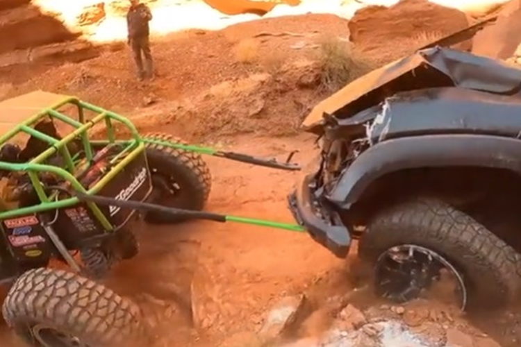 Sau nhiều giờ “vật lộn”, cuối cùng chiếc RAM TRX cũng được giải cứu thành công. Vì hư hỏng nặng nên việc sửa chữa xe có thể sẽ tốn một khoản lớn. Cùng với đó là chi phí trả đội cứu hộ chắc cũng không hề nhỏ.