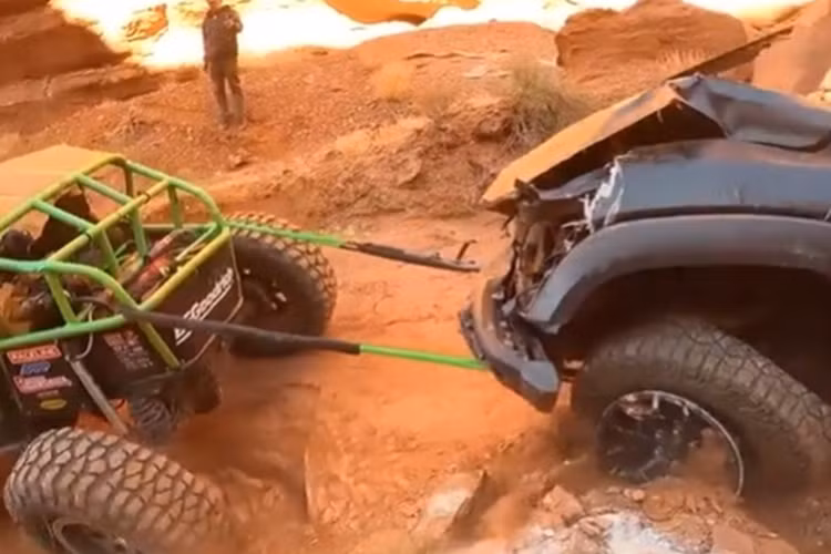 Sau nhiều giờ “vật lộn”, cuối cùng chiếc RAM TRX cũng được giải cứu thành công. Vì hư hỏng nặng nên việc sửa chữa xe có thể sẽ tốn một khoản lớn. Cùng với đó là chi phí trả đội cứu hộ chắc cũng không hề nhỏ.